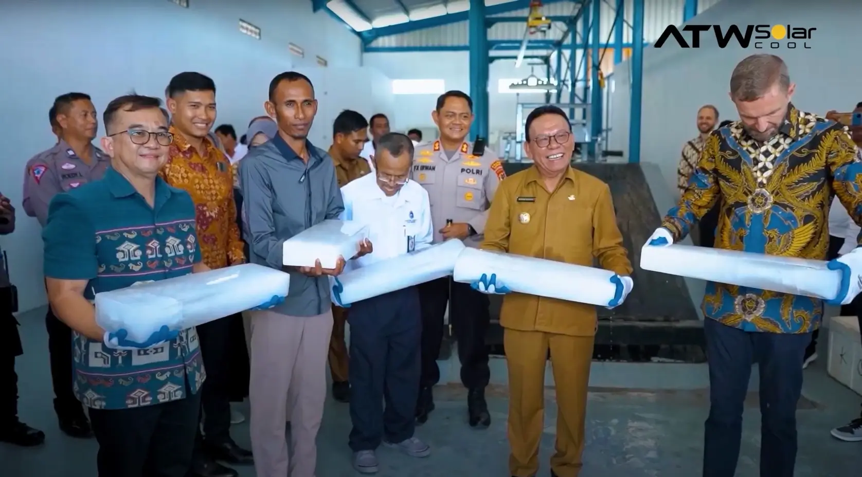 Pembuat Es Tenaga Surya Pertama di Dunia