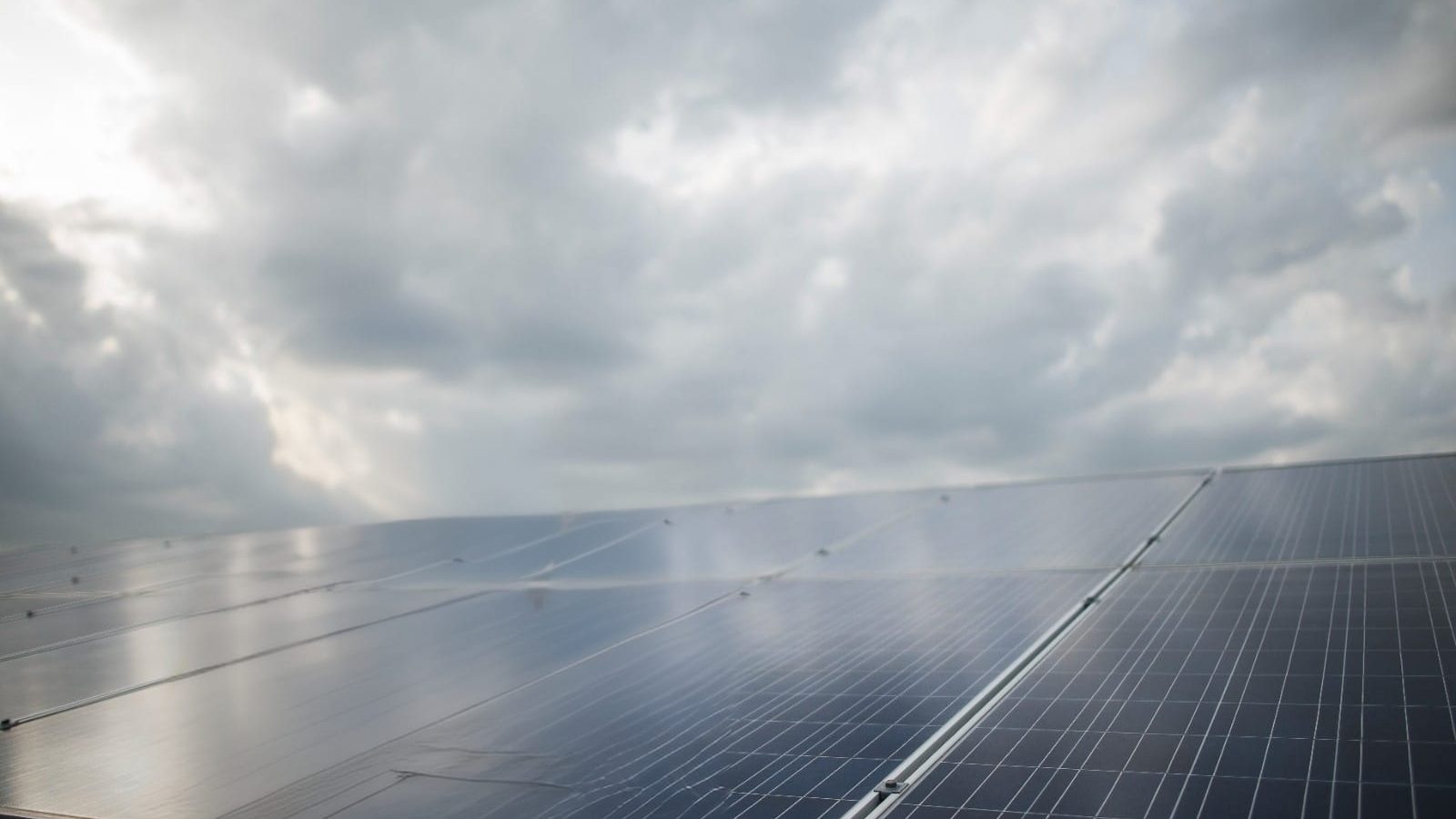 Panel Surya saat mendung