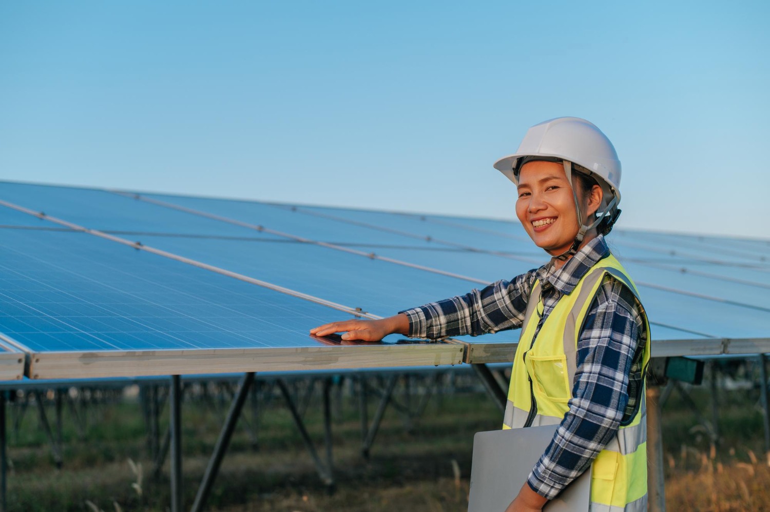 Paket PLTS: Solusi Hemat dengan Paket Solar Panel & Panel Surya