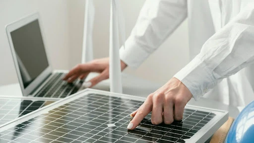 Siapa Penemu Panel Surya? Mengenal Tokoh Penting di Balik Teknologi Solar Panel